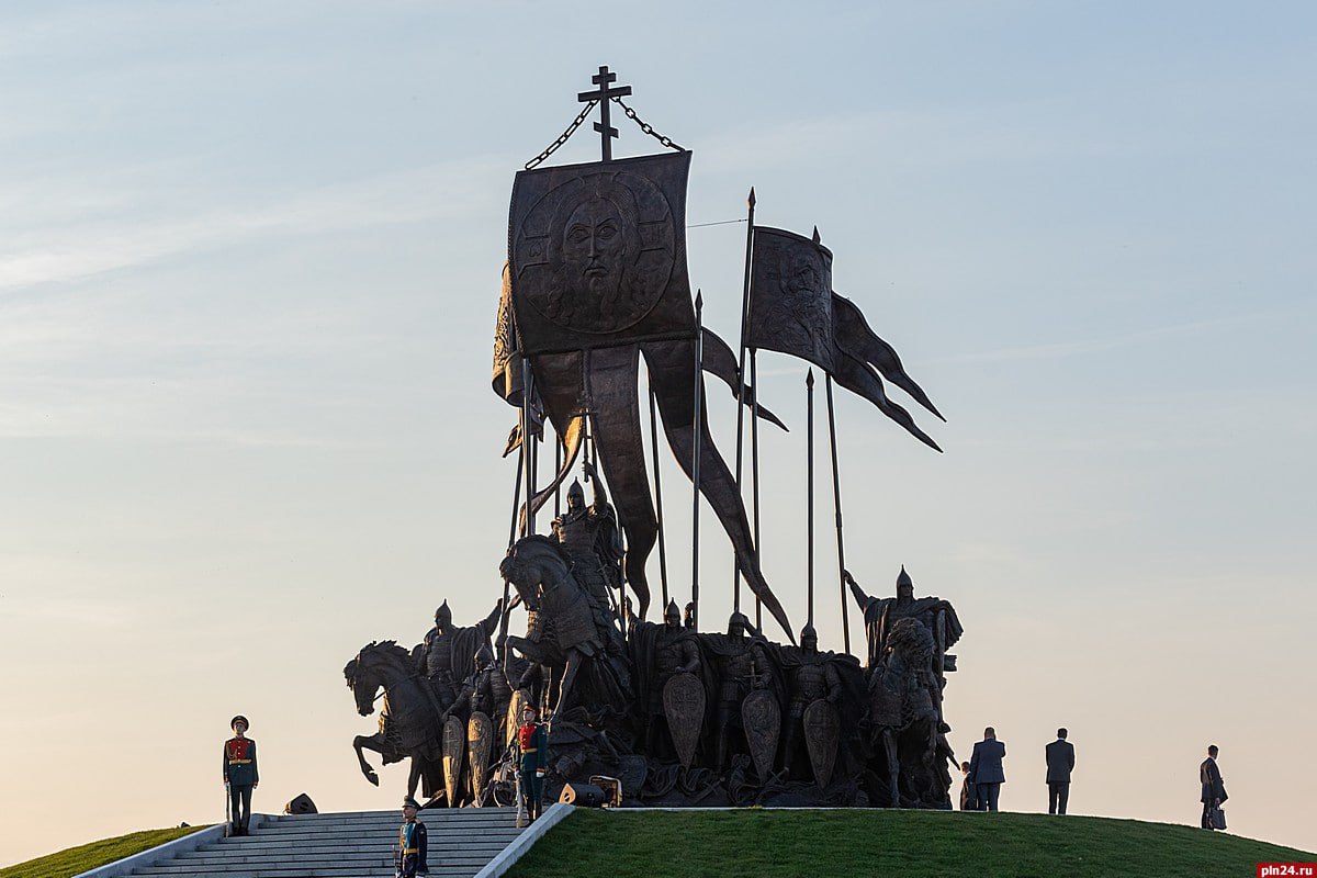 Авторы памятника Александр Невский с дружиной в Самолве стали лауреатами премии правительства РФ Премьер министр РФ Михаил Мишустин вручил правительственные премии в области культуры за 2025 год В числе лауреатов члены Российского военно исторического общества Николай Овсиенко и Виталий Шанов Они награждены за создание мемориального комплекса Александр Невский с дружиной в деревне Самолва Гдовского округа Всего вручается семь премий по 3 миллиона рублей каждая