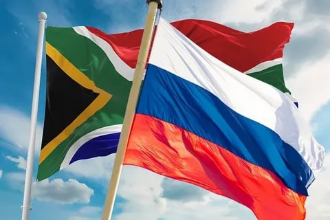 Товарооборот между Россией и ЮАР в 2025 году составил 907 8 млн По итогам 2025 года товарооборот между ЮАР и Россией увеличился на 6 2 по сравнению с уровнем 2024 года 854 8 млн и составил 907 8 млн следует из данных Южноафриканской службы по налогам и сборам SARS Объем поставок из России в ЮАР снизился на 6 1 до 524 3 млн Ключевую роль в структуре импорта по прежнему играют удобрения на которые приходится более двух третей поставок также заметную долю составляет пшеница По итогам 2025 года основу экспорта сформировали комплексные удобрения 40 пшеница 20 азотные удобрения 16 калийные удобрения 13 уголь 5   Поставки из ЮАР в Россию составили 383 5 млн увеличившись год к году на 29 7 ЮАР экспортирует в Россию в основном цитрусовые и фрукты мандарины 24 апельсины 23 груши 11 лимоны 9 яблоки 7 грейпфруты и помело 5 Доля России во внешней торговле ЮАР остается невысокой менее 1 как по экспорту так и по импорту В таможенной статистике России и ЮАР имеются расхождения в данных об объемах экспорта и импорта и структуре взаимных поставок товаров Это связано в том числе с различием валют учета разными темпом курсовой динамики национальных валют России и ЮАР к доллару США различиями в декларируемых при экспорте стране назначения и при импорте стране происхождения товара ЮАР торгпредство торговля статистика   Торгпредство России в ЮАР