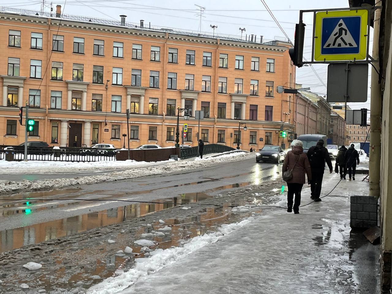 От гололёда за сутки пострадали минимум 73 петербуржца.   В больницах с переломами оказались 38 человек. У многих диагностированы ушибы, ссадины, гематомы и сотрясение мозга. Чаще всего падали у метро, на парковках, возле магазинов и собственных парадных.