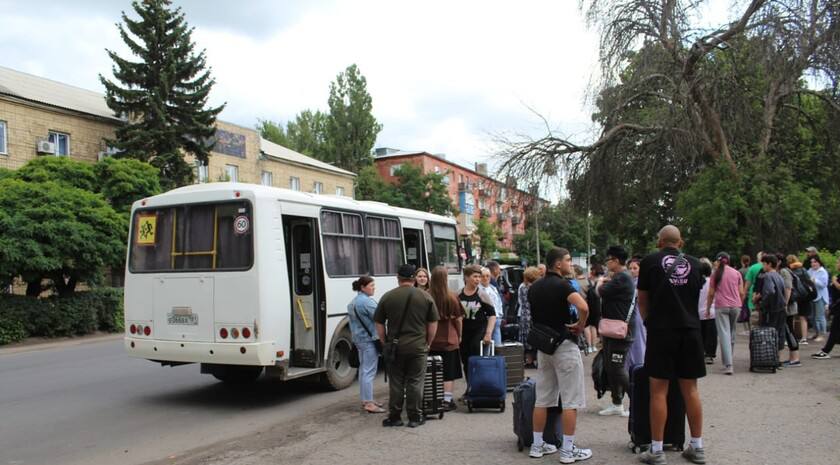Группа из 20 кировских школьников отправилась в Елабугу для участия в образовательно-туристической программе «Университетские смены — 2025». Об этом сообщила администрация города.  «Сегодня 20 учащихся образовательных учреждений Кировска отправились в Елабугу в рамках проекта Министерства образования и науки Российской Федерации и Министерства просвещения Российской Федерации „Университетские смены“ в Елабужский институт филиал Казанского  Приволжского  федерального университета», — говорится в сообщении.