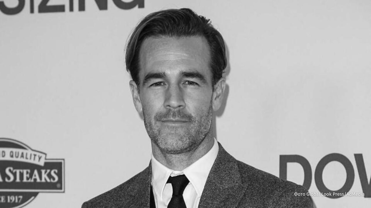 Умер звезда сериала Бухта Доусона Джеймс Ван Дер Бик Актеру было 48 лет Он встретил свои последние дни с мужеством верой и благородством говорится в заявлении на странице Ван Дер Бика в Instagram В ноябре 2024 года Ван Дер Бик сообщил что у него диагностировали рак кишечника В ноябре 2025 года актер объявил о планах выставить на аукцион памятные вещи которые он сохранил от работы над своими телешоу и фильмами для финансирования своего лечения  Ван Дер Бик прославился в 1998 году сыграв Доусона Лири в сериале Бухта Доусона В том же году он был признан одним из самых красивых людей в мире по версии журнала People Он также снимался в сериалах Как я встретил вашу маму Американская семейка фильмах День труда Мой плохой парень и я и других проектах принадлежит компании Meta чья деятельность признана экстремистской в России и запрещена РЕН ТВ ждет вас в MAX