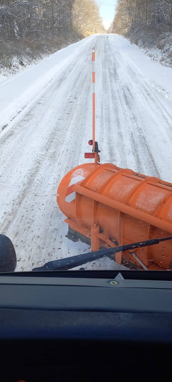 Движение автобусов и грузовых транспортных средств из за обледенения дороги временно закрыто на перевале Высокогорский в Кавалеровском округе Сотрудники Примавтодора уже работают на асфальтированном участке со стороны Дальнегорска ведут обработку противогололедными составами Как только реагент начнет работать участок станет доступен для движения указанных ТС По прогнозам время перекрытия составит порядка 2 3 часов О запуске движения сообщат дополнительно