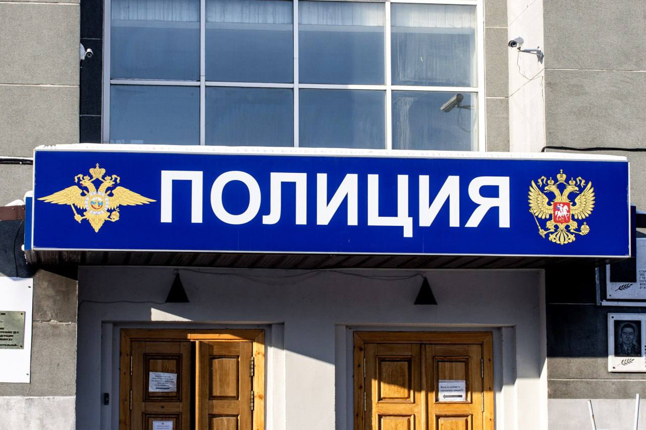 Челябинская область стала одним из лидеров в России по раскрытию наркопреступлений Наш регион занял второе место в стране после Москвы по числу расследованных групповых наркопреступлений более 1 1 тысячи случаев За год полиция ликвидировала 14 крупных нарколабораторий в Магнитогорске и Карталинском районе изъяв свыше 1 2 тонны наркотиков Всего в регионе выявлено около 7 5 тысячи преступлений связанных с незаконным оборотом запрещённых веществ В экономической сфере зарегистрировано более 2 тысяч преступлений при этом эффективность борьбы с махинациями в ЖКХ выросла в четыре раза