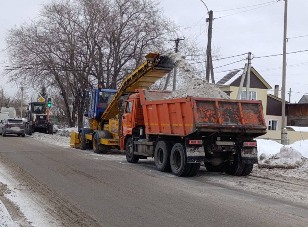 26 тысяч кубометров снега вывезли с улиц Кемерова за прошедшие выходные.  Как считаете, горожане, на улицах стало чище?    Подписаться   Прислать новость