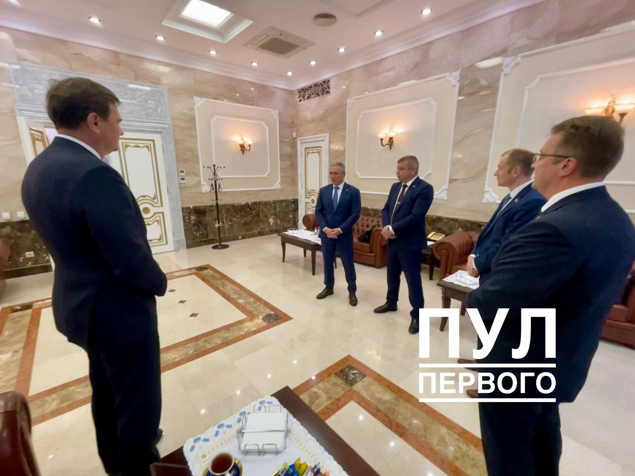 Тюменский губернатор Моор готовится к встрече с Лукашенко. Диалог с белорусским лидером запланирован на сегодня. Моор уже прибыл в дружественную республику.    ТГ / Пул Первого  UPD: встреча уже началась и продлится ориентировочно до 12:30 мск.  Главный политический канал Урала