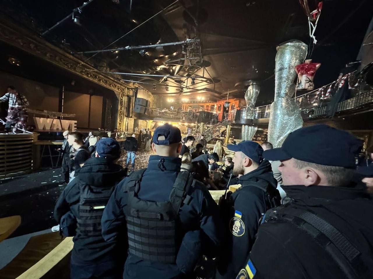 В Одессе в клуб нагрянули силовики из за песни на русском В одесском ночном клубе хватило одной русскоязычной песни чтобы рейв превратился в рейд Главе местной военной администрации не понравилось что композицию на великом и могучем подпевает уж слишком много человек поэтому он вызвал полицию и потребовал дать правовую оценку треку Об этом пишут СМИ Теперь за плейлистом в Одессе лучше следить юристу а не диджею   Подпишитесь на Абзац TG VK Дзен MAX Rutube