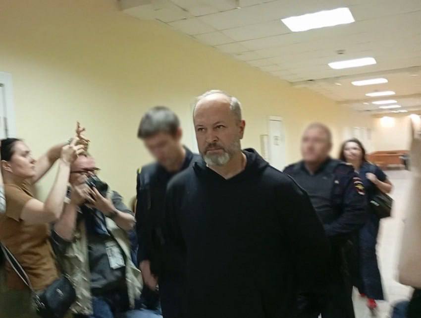 Экс-замгубернатора Виталия Кушнарева не могут привести в суд Об этом сообщает корреспондент «Блокнот Ростов». Причина в нехватке конвоя. В Железнодорожном суде Ростова сегодня должно состояться заседание по делу Виталия Кушнарева, который обвиняется в получении взятки. Сообщается, что Кушнарева обещают привезти к 15:00, в это же время и начинается заседание. Работа Авто Глэмпинг Медицина