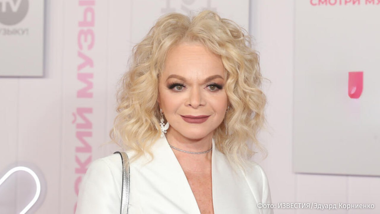 Саратовский бизнесмен требует выдворения Ларисы Долиной с берега ручья в Подмосковье саратовский предприниматель Глеб Рыськов направил обращение в прокуратуру с требованием устранить нарушения со стороны эстрадной певицы Как сообщается в жалобе бизнесмена Долина незаконно возвела искусственный пруд в защитной прибрежной полосе безымянного ручья Работы привели к уничтожению почвенного слоя изменению рельефа и гидрологического режима а все это в отсутствие необходимых согласований и экспертиз указывается в обращении Бизнесмен просит провести проверку привлечь артистку к административной ответственности и принять меры по немедленному устранению нарушений включая ликвидацию пруда восстановление рельефа и рекультивацию почвы Также он требует освободить береговую и прибрежную защитную полосы от частных владений РЕН ТВ в Telegram в MAX