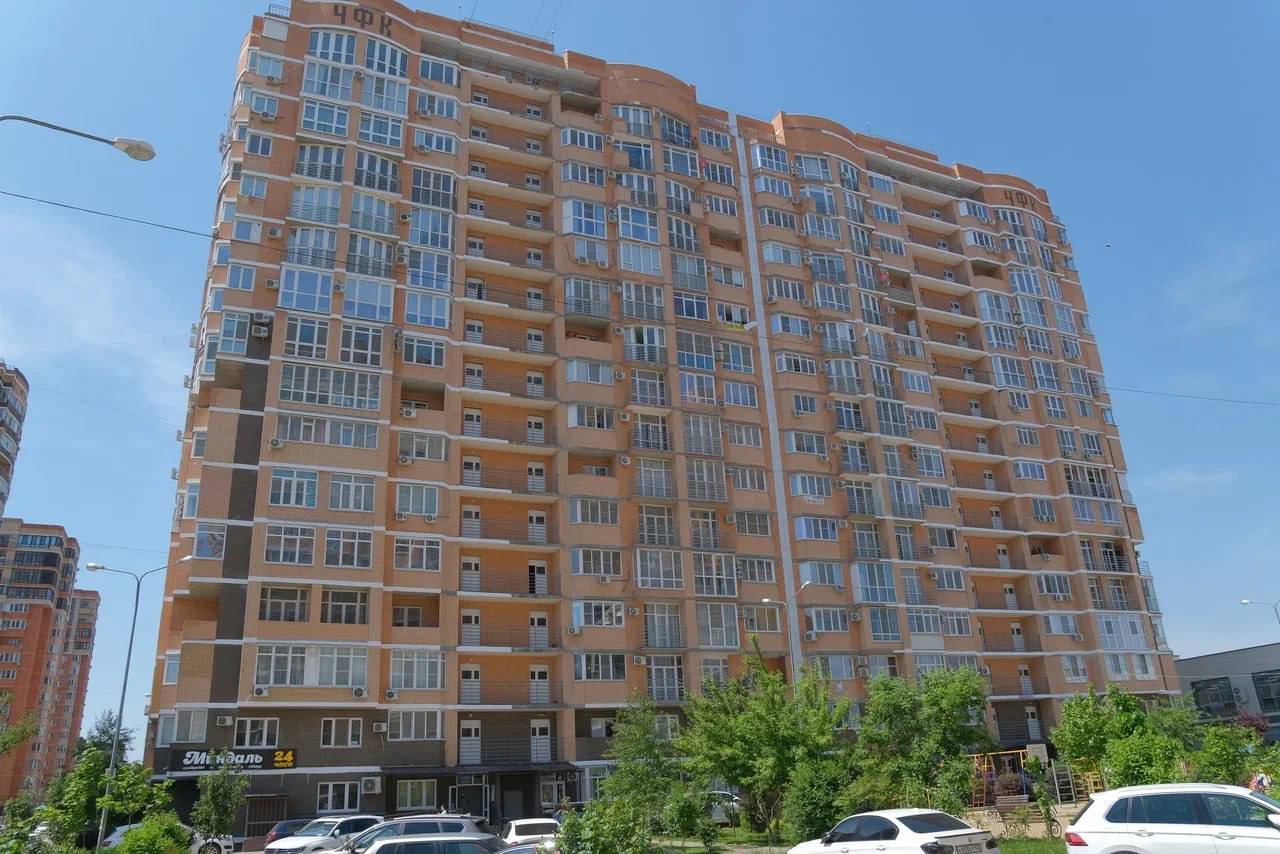 Кубань заняла 2 место по затоваренности новостройками в 2025 году Объем нераспроданного жилья в новостройках Краснодарского края составил 29 4 тысяч квартир по состоянию на начало четвертого квартала 2025 года Этот показатель вывел регион на второе место в России после Ростовской области 35 5 тысяч квартир ℹ Общероссийский объем накопленных новостроек составил 350 тысяч квартир что в 3 3 раза выше чем годом ранее Стройка