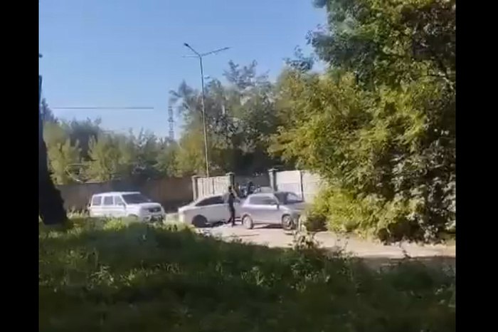 К офису скандальной екатеринбургской УК съехались силовики  У здания на улице Лукиных, 14, где находится офис скандально известной управляющей компании «Народная», предпринимателя Виктора Старокожева, заметили силовиков. По словам очевидцев, на месте работает ОМОН.  — Проходила мимо Лукиных, 14, работает ОМОН. Там жестко всё, — рассказала порталу E1.RU екатеринбурженка.  В здании на Лукиных, 14, кроме офиса УК «Народная», находится офис юридической компании «Правовой советник», принадлежащей родственнице Старокожева.  Через некоторое время Виктор Старокожев подтвердил, что в его офисе работают силовики.  — ОМОН приехал из Челябинска, якобы, мы незаконно выставляем претензии. Мне передали 600 ветхих и аварийных домов по трём городам, которые никто не хочет брать и никто не обслуживает. Эти дома, по которым возникли претензии, компания получила всего 2-3 месяца назад, — прокомментировал Старокожев.  Силовые ведомства пока не комментировали эту ситуацию.