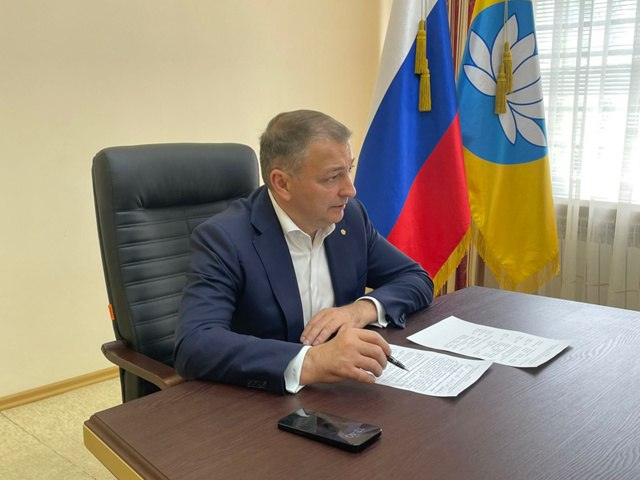 В Калмыкии построят современный комплекс по обработке и утилизации ТКО Реализацию этого инвестиционного проекта обсудил калмыцкий вице-премьер Александр Мишаков в ходе совещания с компанией «Российский экологический оператор». Он предусматривает строительство объекта мощностью по 85 тысяч тонн в год по обработке, такого же количества захоронения отходов и 35 тысяч тонн — их утилизации. Сейчас ведётся разработка проектно-сметной документации, а также прирабатываются ключевые параметры финансовой модели и условия будущего концессионного соглашения. Реализация строительства объекта — важный шаг к созданию современной, экологически безопасной системы обращения с отходами в республике. «Мы продолжаем тесное взаимодействие с федеральными структурами и инвесторами для обеспечения качественной подготовки проекта и его успешной реализации», сообщил Мишаков в своем аккаунте в соцсети. Фото: Александр Мишаков Быть в курсе Прислать новость