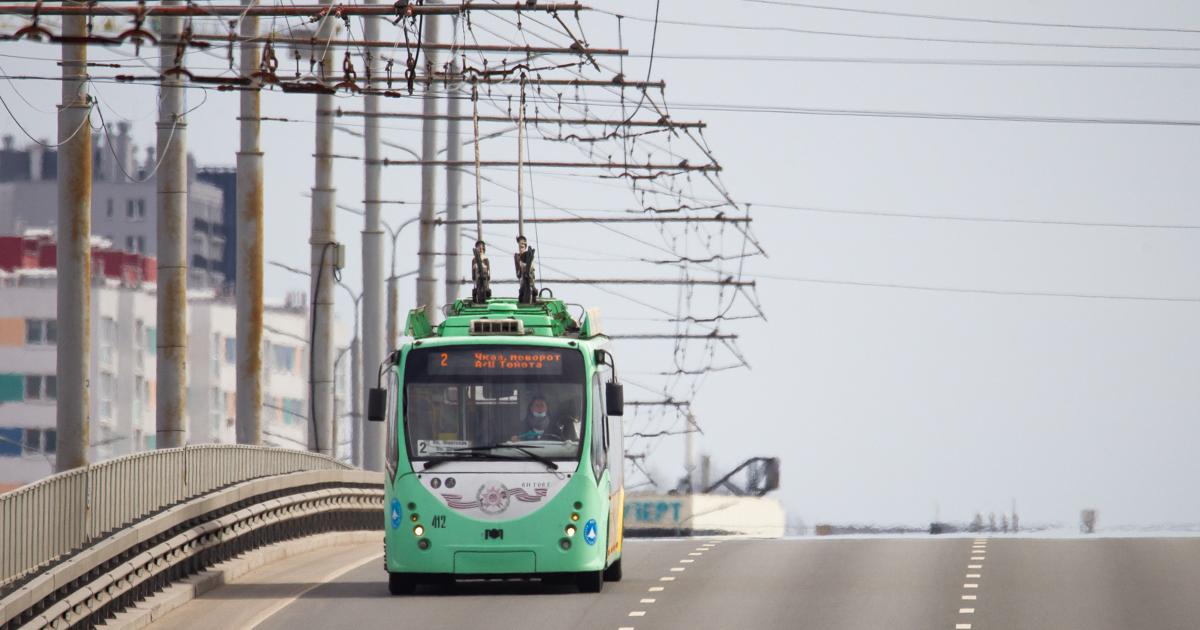 Троллейбусы 1 и 7 второй раз за неделю сменили маршрут из за обрыва контактных сетей Авария произошла около перекрёстка с Ленпроспектом Единицы временно следуют от Ульяны Громовой до Южного вокзала и обратно до конечной станции Семёрки направляются по Флотской Московскому проспекту Гвардейскому проспекту Театральной и далее по маршруту Исключено движение по Советскому и Ленинскому проспектам Красной и Маршала Борзова
