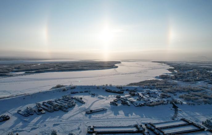 Открытие трех автоматизированных гибридных энергокомплексов АГЭК с использованием возобновляемых источников энергии планируется в 2026 году в Якутии сообщили в региональном министерстве ЖКХ и энергетики АГЭК введут в труднодоступных поселениях Усть Куйга Куйдусун Синск Применение солнечных электростанций и высокоэкономичных дизель генераторов позволяет значительно сократить объемы завоза органического топлива а также снизить воздействие на окружающую среду Как уточнили в министерстве с 2021 по 2024 год экономия дизтоплива 12 АГЭК составила 3 596 тонн geonrgru YouTube sponsr ru