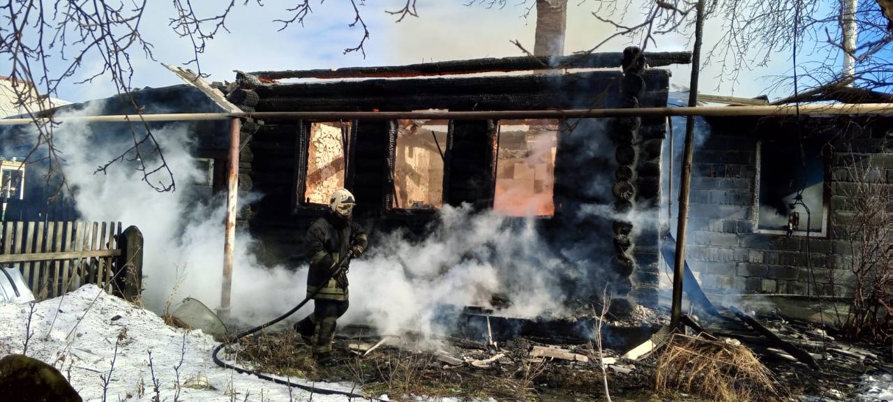 В селе Лая вспыхнул частный дом. В огне погибла пожилая женщина, рассказали в МЧС.  Сообщение о возгорании поступило на пульт диспетчера в 10:09 20 марта. По адресу: 2-я Каменская, 44, вспыхнул деревянный жилой дом. На место происшествия выехали 5 пожарных расчётов. Огонь распространился на 100 кв м и уничтожил кровлю, перекрытия, надворные постройки, вещи. При тушении спасатели обнаружили тело хозяйки дома.  Открытое горение ликвидировали в 11:12. Причина пожара — короткое замыкание.