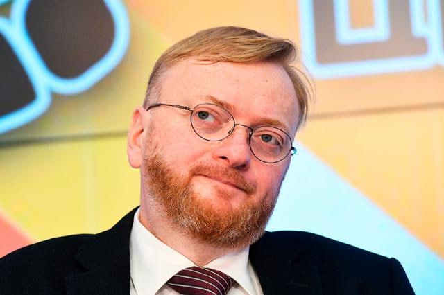 Виталий Милонов принял участие в полицейском рейде в эротическом салоне Петербурга В Санкт-Петербурге депутат Госдумы Виталий Милонов принял участие в полицейском рейде, прошедшем в одном из заведений эротического характера, расположенном на Лиговском проспекте. Об этом сообщил сам парламентарий в своем Telegram-канале. Мероприятие состоялось вечером накануне. Особое внимание участника рейда привлек один из сотрудников салона, на которого он указал как на трансгендерную персону по имени Жаклин. В публикациях Милонова был размещен снимок этого человека из мобильного приложения, а также видеозапись, на которой человек в женской эротической одежде отказывается называть свое имя, прося не снимать его. Депутат сопроводил видео предложением к своей аудитории угадать имя героя записи. Фото: Владимир Трефилов, источник: РИА Новости