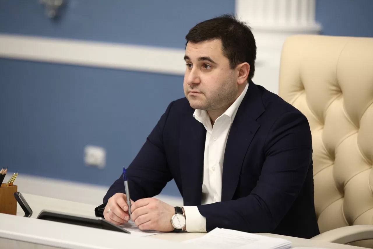 Замглавы Минстроя РФ Никита Стасишин заявил, что банки начали забирать у застройщиков готовые непроданные квартиры с 50% скидкой, если они не погасили проектное финансирование после ввода дома  «Если у застройщика не будет хватать денег на покрытие ПФ на эскроу, банк возьмет квартиры, которые не проданы, с дисконтом 50%, закроет часть кредита и будет спокойно продавать их по рынку».  В Сбере ответили, что не знают о подобных схемах банков.  «Если мы говорим уже про введенные в эксплуатацию объекты, то продажа идет следующим образом: часть средств идет в погашение кредита, когда квартира уже готова; часть направляется на рассрочку»,— добавила управляющий директор, начальник управления финансирования недвижимости Сбербанка Светлана Назарова.  Также она заявила, что доля рассрочки в продажах жилья в портфеле проектного финансирования Сбербанка за последние 12 месяцев выросла с 15% до 30%.
