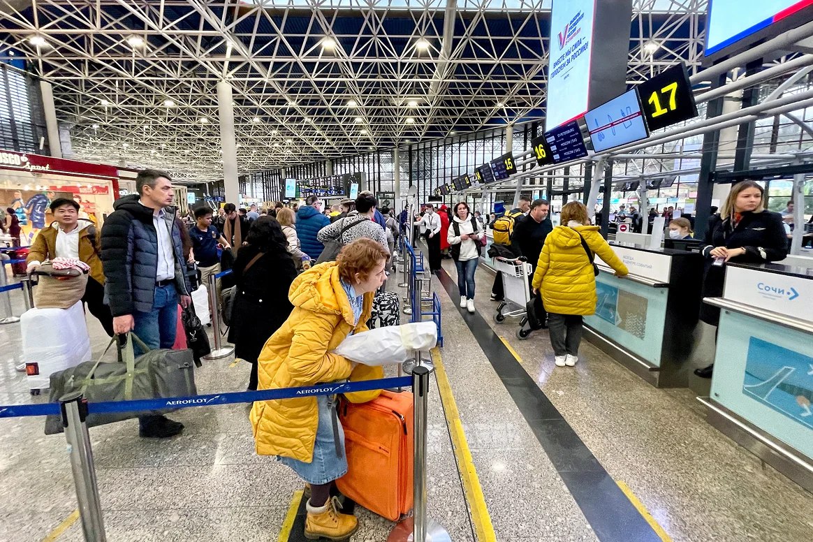 Прокуратура взяла на контроль ситуацию с задержками рейсов в Сочи Южная транспортная прокуратура взяла на контроль ситуацию с задержками рейсов в аэропорту Сочи Об этом сообщила пресс служба надзорного ведомства Сочинская транспортная прокуратура контролирует соблюдение прав пассажиров сказано в сообщении 1 ноября около 23 41 МСК Росавиация сообщила что аэропорт Сочи приостановил прием и выпуск авиарейсов Ограничения были необходимы для обеспечения безопасности полетов 2 ноября в 08 05 воздушная гавань возобновила работу