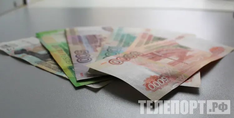 Срок за выбивание долга получил житель Благовещенска Благовещенский городской суд вынес обвинительный приговор местному жителю, который жестко требовал вернуть долг. Ранее судимый мужчина получил срок за самоуправство. В марте 2017 года мужчина одолжил знакомому 50 тысяч рублей с условием возврата через два месяца. Однако должник не выполнил обязательства. Спустя пять лет, в июне 2023 года, благовещенец увидел должника на парковке. Он попросил помощи в возврате денег у товарища, который был с ним. Приятели подошли к должнику, поочередно по разу ударили его по лицу ладонями и потребовали вернуть долг, но получили отказ. Тогда злоумышленник потребовал отдать все наличные деньги. Получив 15 тысяч, он отдал их товарищу, и они скрылись. Продолжение