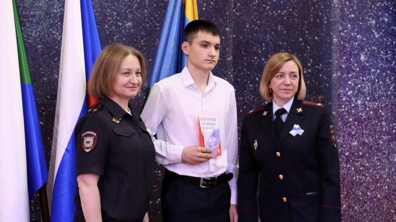 В День края 50 юных комсомольчан получили первые паспорта 20 октября в День края в Доме молодёжи состоялась торжественная церемония вручения первых паспортов 14 летним комсомольчанам 50 школьников показывающих отличные результаты в учёбе спорте и культуре в торжественной обстановке получили свой первый паспорт это им наверняка запомнится надолго Паспорта вручала исполняющая обязанности заместителя главы города по социальным вопросам Ляна Кускова Вместе с основным документом ребята получили Конституцию РФ Сотрудники отдела по вопросам миграции комсомольского УМВД обратили внимание школьников что теперь вместе с правами они получили и обязанности