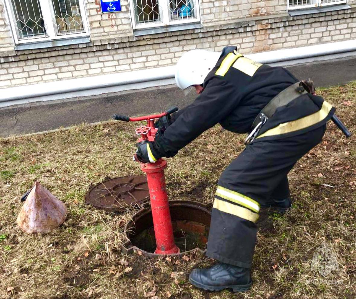 Курские огнеборцы провели пожарно-тактическое занятие в одной из курских больниц.    В нем  участвовали 8 человек и 3 единицы техники 5 пожарно-спасательной части Главного управления МЧС России по Курской области.   Подобные занятия проводятся регулярно на объектах с массовым пребыванием людей.    Они позволяют спасателям отработать свои профессиональные навыки по спасению людей и ликвидации пожаров.   МЧС Курск. ПОДПИСАТЬСЯ