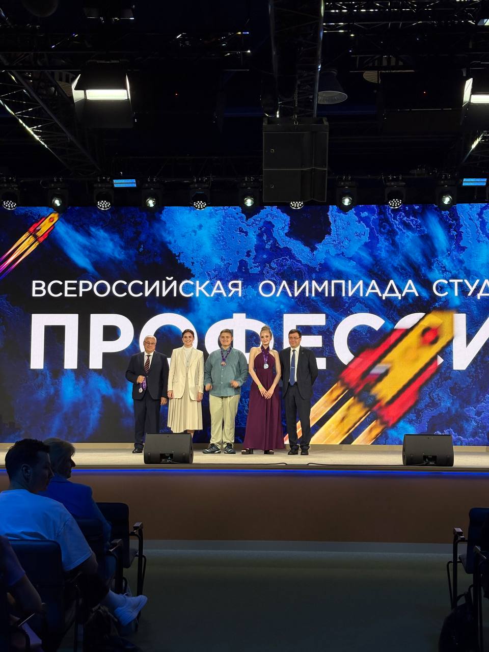 В Москве наградили лучших участников олимпиады «Я – профессионал» Сегодня в Национальном центре «Россия» прошла торжественная церемония награждения золотых медалистов VIII сезона Всероссийской олимпиады студентов «Я – профессионал». Поздравляем победителей! В этом году участие в олимпиаде приняли 185 тысяч человек, а 157 студентов завоевали высшую награду. В последнем сезоне «Северсталь» выступила партнером олимпиады и финансово и методически поддержали направление «Машиностроение». В финале наши сотрудники оценивали решения инженерных кейсов, подготовленных студентами. Участие в церемонии награждения от компании приняла Анастасия Кожемякина, начальник управления по привлечению талантов «Северстали». Валерия Касамара, руководитель проекта всероссийской олимпиады студентов «Я – профессионал»: «В восьмом сезоне олимпиада укрепила сотрудничество с ключевыми игроками в сфере промышленности. Теперь в числе наших партнёров – «Северсталь». Компания не только занимает лидирующие позиции в отечественной промышленности, но и развивает внутреннюю культуру: внедряет новые принципы в работе, формирует сильную команду единомышленников. Партнёрство с «Северсталью» ценно для нас: бизнес видит в олимпиаде инструмент для формирования кадрового резерва, готового к вызовам индустрии, а мы, в свою очередь, можем обращаться к экспертам для разработки практикоориентированных заданий, проведения карьерных мероприятий, профильных форумов и школ. Уверена, «Северсталь» – одна из тех компаний, которая не просто слышит молодежь, но и готова говорить с ней на одном языке: о смысле, развитии и вкладе в будущее страны». «Я – профессионал» – крупнейшие интеллектуальные состязания для студентов вузов по 71 направлению: от искусства и культуры России до искусственного интеллекта. #СеверстальКарьера #СеверстальМолодежь