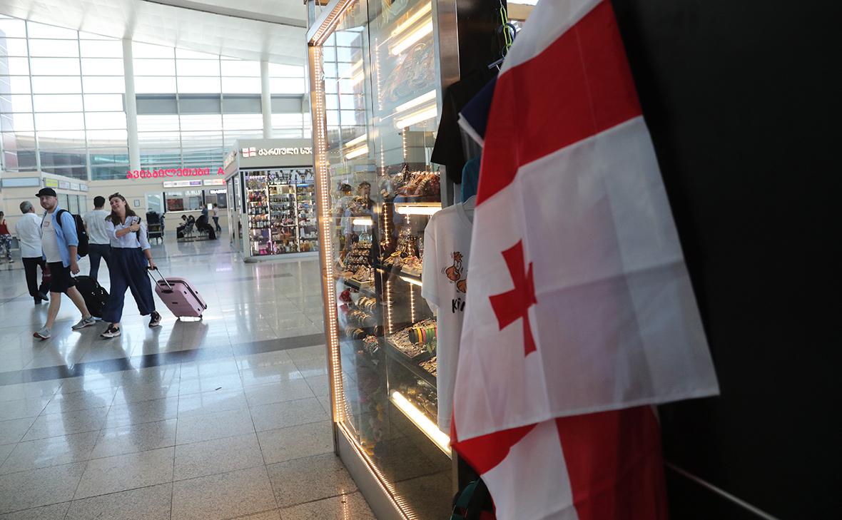 Грузия вводит обязательное медстрахование для въезда иностранцев С 1 января 2026 года все иностранные граждане въезжающие в Грузию обязаны иметь действующий полис медицинского страхования на весь период пребывания сообщает 1TV Требование касается туристов деловых гостей и транзитных пассажиров Минимальное покрытие 30 000 или 30 000 Рекомендуется страхование от 5 000 на экстренную амбулаторную помощь и от 30 000 на стационарное лечение Полис должен быть оформлен на грузинском английском или русском языке Подпишись на primulinmd