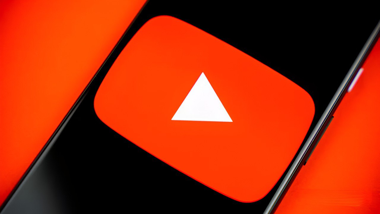 Смотришь кринж — попал в мут  YouTube запустил в США ИИ-систему оценки возраста пользователей. Если хостинг решит, что тот или иной пользователь является несовершеннолетним, его аккаунт переведут в детский режим.  После этого будет невозможно смотреть видео с пометкой 18+, а сервис будет напоминать вовремя идти спать и не писать комментарии, содержащие личную информацию.  Отключить ограничение можно, предъявив удостоверение личности или кредитку. Изменение даты рождения в настройках не поможет.  rozetked.me/news/40909