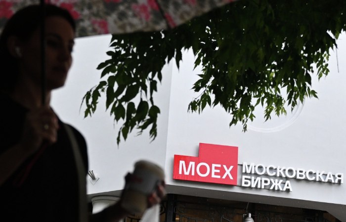 Мосбиржа с 26 августа добавит около тысячи облигаций на вечерние торги Московская биржа с 26 августа добавит на вечернюю торговую сессию еще 987 облигаций говорится в сообщении площадки Таким образом общее число облигаций доступных на вечерних торгах достигнет 1320 Основными участниками вечерней сессии являются частные инвесторы на которых приходится около 70 от совокупного объема сделок Мосбиржа с 20 мая допустила к вечерним торгам корпоративные облигации ifax go