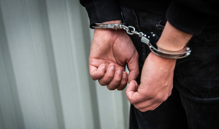 В Минском районе задержали наркокурьера. Узнали подробности 28-летнего мужчину, который работал курьером в наркомагазине, задержали сотрудники столичного наркоконтроля при поддержке бойцов спецподразделения «Алмаз». По данным правоохранителей, мужчина забирал крупные партии наркотиков из тайников, делил их на разовые дозы и оставлял «закладки» на территории Минского района. При задержании и в тайниках было обнаружено около 370 граммов мефедрона и не менее 30 граммов гашиша. Известно, что задержанный употреблял запрещенные вещества и ранее уже отбывал наказание за их употребление #Минскийрайон