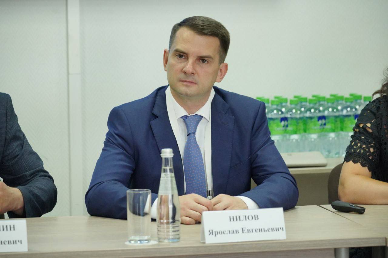 Депутат Госдумы Ярослав Нилов подал в суд на ЛДПР за исключение его из фракции, сообщил Осторожно Media электоральный юрист Гарегин Митин, представляющий политика в суде. Нилов будет оспаривать исключение из фракции, так как считает, что оно было незаконным. Это первый подобный случай, когда парламентарий будет оспаривать своё исключение в суде. Закон о статусе депутата Государственной думы, как и регламент ГД, они не содержат положений, которые позволяют исключить депутата из фракции, — пояснил Митин. Как нам сообщил правозащитник, исключить депутата, который избран по списку из фракции, решением фракции невозможно, так как он состоит в ней по требованию закона. Кроме этого, Митин отметил, что исключение Нилова из фракции было далеко не единогласным — за исключение из 23 членов фракции проголосовали всего 10. А регламент и положение о фракции ЛДПР требуют, чтобы за решение проголосовало больше половины депутатов. При этом к Комиссии по регламенту ГД у Нилова претензий нет, так как её задача — принять решение фракции. Такое решение может быть прецедентом для других фракций, которые будут ставить политиков нижней палаты парламента в зависимость от фракций: Фракции начнут тогда угрожать своим депутатам исключением, хотя они не имеют на это права, а депутат, как говорит Конституционный суд, должен быть свободен в представлении интересов избирателей от иных интересов, в том числе внутригрупповых. Он представляет в первую очередь избирателей, — объясняет Митин.