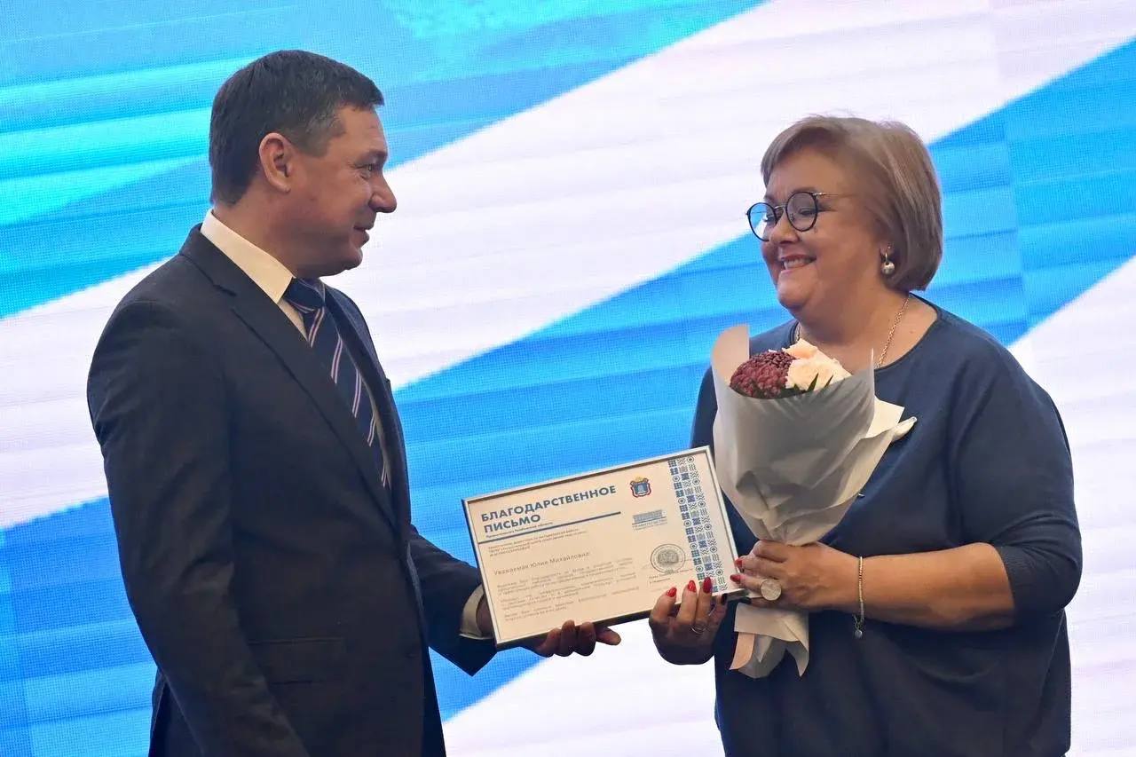 В правительстве Тамбовской области состоялось торжественное мероприятие посвященное пятилетию создания Центра управления регионом ЦУР Глава области Евгений Первышов вручил награды лучшим администраторам госпабликов В нашем регионе действуют более 800 официальных страниц органов власти и учреждений И за каждой такой страницей стоят люди которые постоянно находятся на связи с жителями обеспечивают информирование и диалог с населением Эта работа не прекращается даже в выходные и праздничные дни Благодарю всех сотрудников госпабликов за слаженную и результативную работу написал в свох соцсетях глава региона Евгений Первышов Отметим что всего награды получили более 30 сотрудников которые обеспечивают открытый диалог власти с жителями в социальных сетях Фото Павел Васильев Наши новости в МАХ