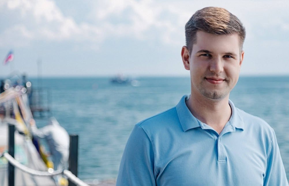 Депутат Думы Иркутского района Константин Бушуев исключён из «Единой России». Это беспрецедентное для Иркутской области событие. Ранее партия воздерживалась от жёстких действий в отношении своих членов. Столь решительные меры связаны с тем, что Бушуев, нарушив устав партии, выдвинул свою кандидатуру на выборы мэра Иркутского округа против кандидата от «Единой России», ранее победившего на праймериз. Фактически Бушуев нанёс ущерб интересам партии, а его действия противоречили решениям руководящих органов «ЕР». Это свидетельствует о том, что в «Единой России» намерены жёстко бороться с любыми проявлениями разброда и шатаний среди своих членов, пренебрегающих общими интересами партии. Кейс Константина Бушуева показывает, чем может закончиться стремительный взлёт политической карьеры молодого, успешного и обеспеченного 27-летнего политика, заигравшегося в политику.