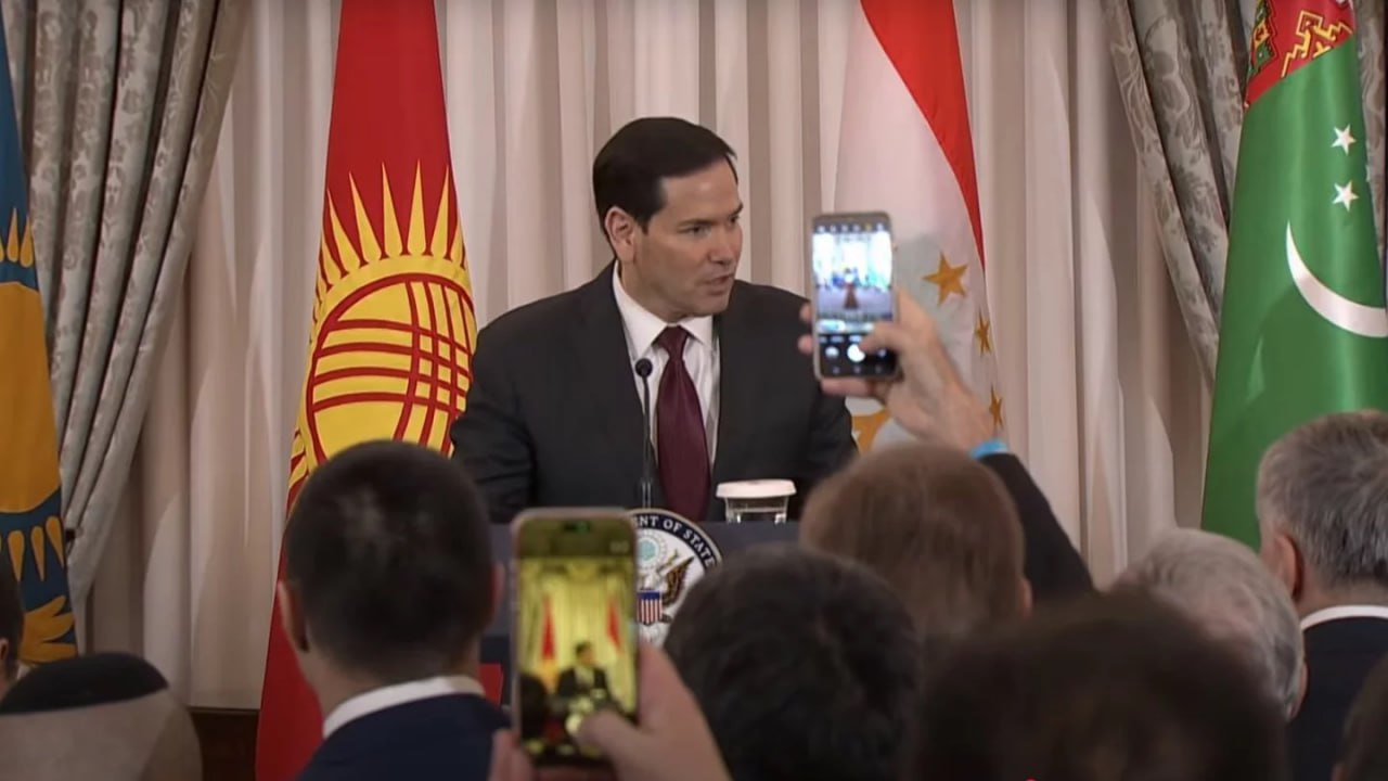 Американская разведка на недрах Марко Рубио приедет в Казахстан Госсекретарь США Марко Рубио анонсировал турне по странам Центральной Азии в том числе он планирует посетить Казахстан Рубио приедет в РК Кыргызстан Таджикистан Туркменистан и Узбекистан в 2026 году Об этом он заявил 6 ноября на приёме в Госдепе с участием глав внешнеполитических ведомств этих стран Я намерен посетить все пять стран в следующем году Это будет поездка на неделю или дольше Рубио отметил что интересы США и стран региона совпадают в вопросах развития экономики доступа к рынкам и добычи природных ресурсов По его словам Штаты рассчитывают на расширение сотрудничества как на двустороннем уровне так и в формате C5 1 C5 1 это региональная дипломатическая платформа которая объединяет правительства США и пяти стран Центральной Азии Казахстана Кыргызстана Таджикистана Туркменистана и Узбекистана Американский госсекретарь подчеркнул что Центральная Азия долгое время оставалась вне фокуса внешней политики США но теперь ситуация меняется Это захватывающая возможность Наши национальные интересы совпадают особенно в сфере экономического роста и устойчивого развития Марко Рубио заметил что интерес американских компаний к ресурсам Центральной Азии только растёт Вы хотите использовать богатства своих стран для диверсификации экономик Мы хотим быть частью этого процесса США заинтересованы в казахстанском вольфраме который входит в перечень критически важных для американцев металлов Пентагон использует его при производстве боеприпасов бронетехники и ракет Китай сегодня контролирует более 80 мирового производства вольфрама Администрация Дональда Трампа поручила Минторгу искать альтернативные источники в Центральной Азии и Африке При этом именно Казахстан занимает одно из ведущих мест по запасам этого металла крупнейшими считаются месторождения Северный Катпар и Верхне Кайратинское В мероприятии также принял участие сенатор Стив Дейнс который объявил что внесёт в Конгресс законопроект об отмене поправки Джексона Вэника торгового ограничения времён Холодной войны Этот акт 1974 года ограничивает торговлю США со странами с нерыночной экономикой От него уже освободили Россию Украину и другие бывшие республики СССР Но формально ограничения всё ещё действуют в отношении Казахстана Узбекистана Таджикистана Туркменистана Азербайджана и Беларуси Ранее Марко Рубио поддержал отмену поправки Джексона Вэника в отношении Казахстана Он назвал её пережитком прошлого и заявил что давление на страны региона ради соблюдения чужих стандартов не имеет смысла По его мнению Казахстан уже подтвердил переход к рыночной экономике однако для отмены ограничений требуется отдельное решение Конгресса Отмену поправки продолжают обсуждать Касым Жомарт Токаев уже прибыл в Вашингтон где он проведёт переговоры с Дональдом Трампом и примет участие в саммите Центральная Азия США Фото кадр из видео t me orda kz