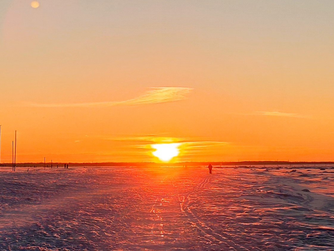 Санатории Архангельской области заработали более 280 млн рублей с начала года По данным Санатории России рф здравницы Поморья приняли 9 4 тысячи отдыхающих за 9 месяцев 2025 го Санатории в регионе заработали 282 млн рублей за первые три квартала этого года на 9 3 больше чем в прошлом году В целом число отдыхающих в санаториях Северо Западного федерального округа за первые три квартала года составило 300 тысяч человек а доходы санаториев выросли на 18 до 11 4 млрд рублей