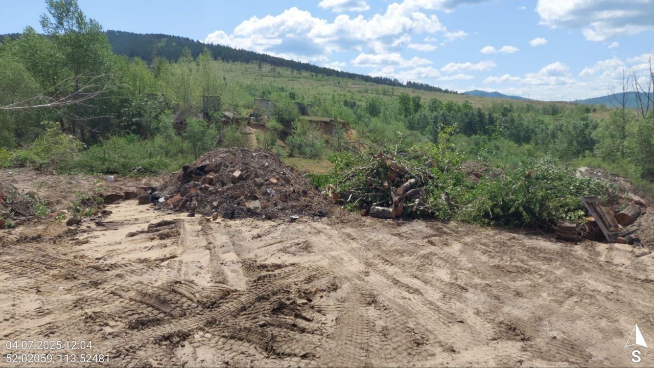 Водитель КамАЗа устроил стихийную свалку в мкр. Батарейный в Чите Водителю КамАЗа из Читы грозит штраф до 120 тысяч рублей за то, что он устроил стихийную свалку в микрорайоне Батарейный. Об этом Lenta75.ru сообщили в пресс-службе Минприроды Забайкалья. - Мужчина выгрузил на пустыре грунт вперемежку с мусором, - уточнили в ведомстве. Материалы переданы в полицию для установки личности нарушителя. Отметим, что за выгрузку мусора с автомобилей в запрещённом месте нарушителям грозят штрафы от 10 тысяч до 120 тысяч рублей. При повторном нарушении их сумма увеличивается вдвое. Также могут конфисковать транспорт.