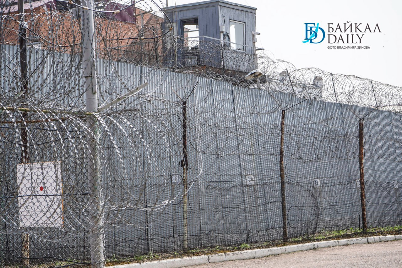 Суд приговорил бывшего адвоката из Иркутской области к 20 годам лишения свободы за изнасилование и убийство а также за получение сексуальных услуг от несовершеннолетних В марте 2007 года в посёлке Балаганск было совершено изнасилование и убийство 15 летней девочки Подозреваемого установили в 2020 году им оказался адвокат Балаганского филиала Иркутской областной коллегии адвокатов В ходе следствия удалось собрать доказательства его причастности еще к нескольким преступлениям сексуального характера совершённых с 2018 по 2020 год Мужчина приговорён к 20 годам колонии строгого режима