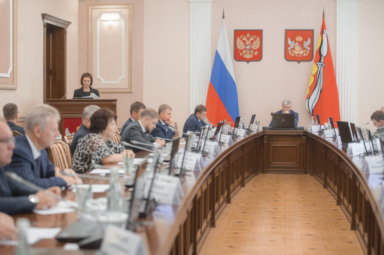 59 особо значимых инвестиционных проектов реализовано в 2024 году Объем освоенных инвестиций по особо значимым инвестиционным проектам свыше 229 миллиардов рублей Cельское хозяйство 41 проект с общим объемом инвестиций свыше 167 миллиардов рублей Производство пищевых продуктов 8 проектов на сумму 16 миллиардов рублей Обрабатывающая промышленность 9 проектов с объемом инвестиций 39 миллиардов Туризм 1 проект с суммой более 8 миллиардов рублей В сфере транспорта и логистики действует 1 проект на сумму свыше 6 миллиардов рублей По итогам 2024 года в рамках особо значимых инвестиционных проектов был осуществлен запуск 11 новых производств с общим объемом заявленных инвестиций 36 млрд рублей Платежи в бюджет Воронежской области составили 3 миллиарда 290 миллионов рублей Министр экономического развития региона Людмила Запорожцева в докладе на совещании в облправительстве отметила что в отчетном году объем мер государственной областной поддержки увеличился более чем на 40 по сравнению с прошлым годом Подробнее   govvrn ru news 2025 08 20 9416 Правительство Воронежской области Подписаться на канал в МАХ