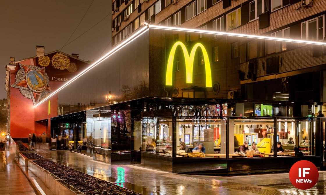 Глава McDonald s на вопрос о возможности ухода из России изначально ответил: «Вы с ума сошли? Конечно нет»  В марте 2022 года, на ежегодной встрече менеджеров компании в Португалии, глава российского подразделения Олег Пароев задал вопрос об уходе McDonald s из России CEO и CFO сети. Те ответили категорическим отказом, пишет BBG со ссылкой на цитату Пароева в книге «Наказать Путина».  Но что изменилось? Компания долго молчала, однако быстро начала испытывать на себе давление чиновников США, которые призывали ее к уходу из России. В сети начали бойкотировать сеть фастфудов. Тогда высшее руководство приняло решение покинуть рынок РФ, но допускало возвращение. Пароева такое решение шокировало.