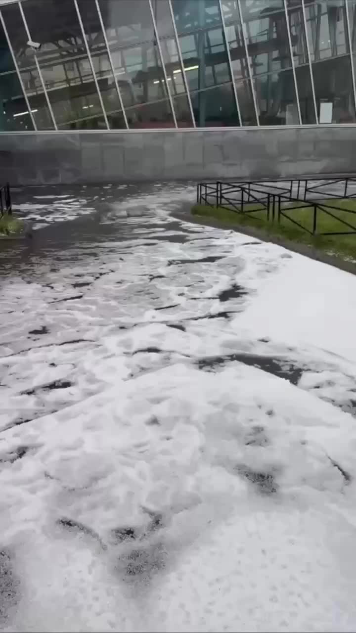 Необычные погодные явления в Санкт-Петербурге: снег и град в конце августа