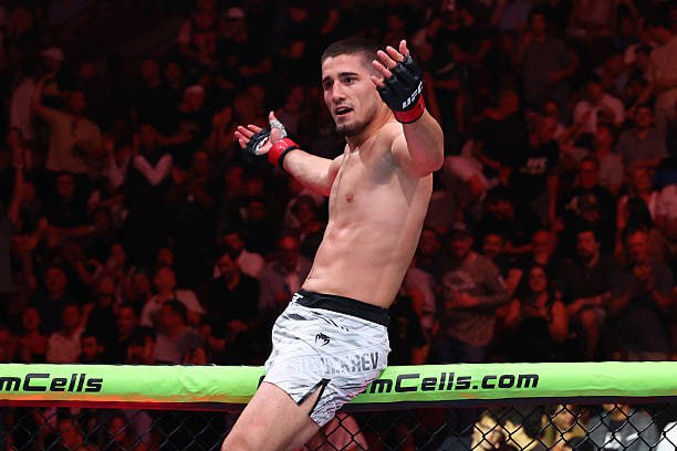 Байсангур Сусуркаев успешно дебютировал в UFC! Сусуркаев побеждает Эрика Нолана удушающим во втором раунде. Это был его второй бой за 4 дня. 13 августа он завоевал контракт с UFC через шоу Dana White s Contender Series, а уже сегодня добывает первую победу в сильнейшей лиге мира. Он прерывает победную серию Эрика Нолана из четырех поединков и доводит свой рекорд до 10-0 9 досрочек .