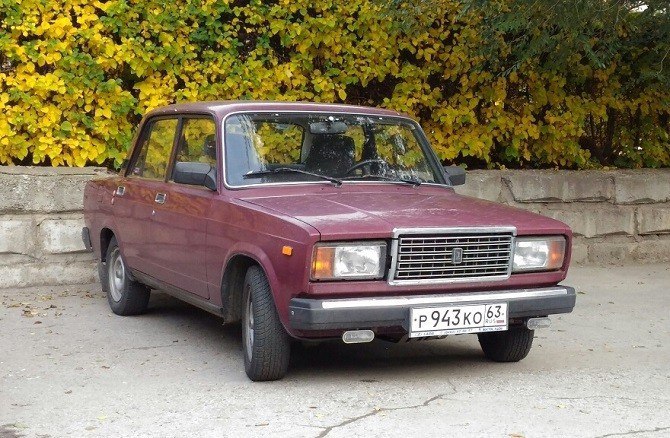 В России стало меньше легковых авто впервые за 25 лет По данным МВД в 2025 году автопарк сократился до 52 8 млн машин Минус почти 100 тыс авто за год впервые с 2000 х когда число легковушек начало стабильно расти Причина самая простая деньги Из за роста транспортного налога автовладельцы начали массово снимать с учета старые машины которые фактически уже не ездят но продолжают облагаться налогом Вторая причина старение парка Продажи новых авто в 2025 году упали на 15 6 а для нормального обновления нужно вдвое больше Машины купленные 15 20 лет назад массово доходят до состояния когда их проще списать чем чинить Есть и серый фактор часть водителей снимают авто с учета чтобы не получать штрафы с камер Это нарушение но оно тоже искажает статистику и ускоряет сокращение официального автопарка