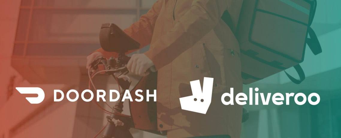 Ну вот и финал DoorDash крупнейшая в США платформа по доставке еды вчера приобрела Deliveroo за 2 4 млрд 3 2 млрд Приобретение осуществлено посредством схемы соглашения утвержденной судом в соответствии с частью 26 Закона о компаниях Великобритании Объединение с британским конкурентом который работает в 12 странах включая Ирландию Францию и ОАЭ утроит размер бизнеса DoorDash за пределами Америки Вместе эти две компании в 2024 году обработали глобальные заказы на 90 млрд и обслуживают 50 млн пользователей ежемесячно DoorDash объясняет что каждый продукт который она создает начинается с одного и того же вопроса какая реальная проблемарешается для продавцов потребителей или курьеров Только 30 сентября DoorDash представила   Dot первый коммерческий автономный робот доставщик Его размер составляет одну десятую от автомобиля скорость до 20 миль в час спроектирован полностью собственными силами в DoorDash Labs компактен эффективен работает на электроприводе Такаядоставка поможет продавцам охватить еще больше клиентов и быстро выполнять заказы даже в часы пик или поздно ночью Интересно что курьеры будут по прежнему выполнять подавляющую часть из миллионов ежедневных доставок Dot заполнит пробелы в местных поездках как часть будущего но компания обещает что курьеры остаются и будут оставаться неотъемлемой частью платформы Going Out функцию которая объединяет в одном месте бронирование столиков бонусы в ресторанах и эксклюзивные предложения для членов DashPass Впервые посетители смогут бронировать столики прямо в приложении DoorDash без платы за обслуживание благодаря интеграции с SevenRooms SmartScale компактное аппаратное решение от DoorDash Labs чтобы помочь ресторанам повысить точность заказов и оптимизировать работу SmartScale проверяет соответствие каждого заказа ожидаемому содержанию прежде чем он покидает кухню что позволяет сократить количество жалоб до 30 Panera Bread 2000 точек в США и Канаде первый национальный ресторан который внедрил SmartScale в DoorDash DashMart Fulfillment Services новый способ для розничных продавцов расширить охват своих продуктов и привлечь внимание потенциальных клиентов CVS и Party City услугу уже используют вскоре присоединится Kroger который будет работать с покупателями через DashMart Fulfillment Services С 1 октября почти 2700 магазинов Kroger KR начнут работать на DoorDash что сделает Kroger крупнейшим продовольственным ритейлером на платформе Во 2 кв этого года более 25 активных пользователей DoorDash заказывали товары из новых вертикальных рынков включая продукты питания а в США больше потребителей чем когда либо заказывали продукты через DoorDash глобальный охват 42 млн активных пользователей в месяц По факту   1  Бизнес трансформируется DoorDash расширила деятельность за пределы доставки недавно заплатив 1 2 млрд за SevenRooms платформу которая помогает отелям и ресторанам управлять бронированиями Спрос на онлайн заказы в ресторанах и магазинах двигает рост даже несмотря на охлаждение сектора После замедления пандемического бума компании по доставке еды вынуждены консолидироваться Многие диверсифицируются занимаясь доставкой розничных товаров и создавая рекламный бизнес для повышения рентабельности И давление не ограничивается Западом в Китае и Индии в этой отрасли идет ожесточенная борьба где конкуренция снизила прибыль таких компаний как Swiggy Zomato и Meituan 2  В последнем отчетном квартале DoorDash установила новые квартальные рекорды по общему количеству заказов рыночной стоимости GOV выручке и чистой прибыли по GAAP А еще преодолела отметку в 10 млрд заказов за всю историю компании по всему миру Общее количество заказов увеличилось на 20 до 761 млн г г GOV рынка увеличился на 23 до 24 2 млрд Выручка добавила 25 до 3 3 млрд Чистая маржа выручки 13 5 vs 13 3 Чистая прибыль по GAAP увеличилась до 285 млн vs убыток 157 млн Скорректированный EBITDA вырос на 52 до 655 млн с 430 млн Акции DASH с начала года 61 ivankroshnyi
