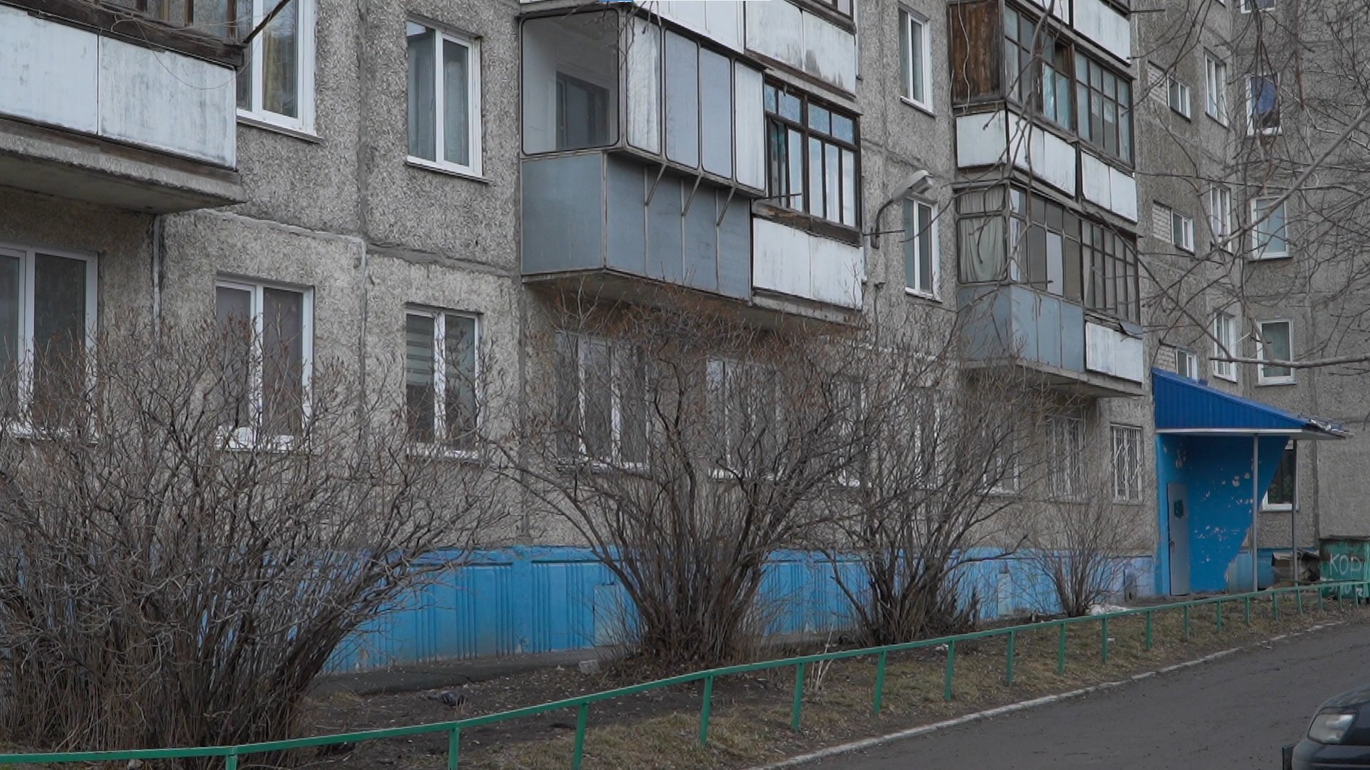 Распространение листовок с рекламой услуг под видом управляющей компании пресекли в Барнауле Житель одного из многоквартирных домов пожаловался в антимонопольную службу на распространителя листовок с предложением по проведению внутриквартирных сантехнических работ ремонта и других услуг Реклама содержала следующий текст Уважаемые жильцы Начиная с 1 июня 2025 года с 1 августа 2025 года все заявки на внутриквартирные работы по текущему и капитальному ремонту принимаются круглосуточно по номеру диспетчера При прочтении у жильцов создавалось ложное впечатление что указанный в листовке телефон относится к управляющей компании Алтайское краевое УФАС установило что рекламодателем является индивидуальный предприниматель В связи с отсутствием в рекламе информации о лице оказывающем услуги и введением в заблуждение потребителей его обязали прекратить распространение листовок Вопрос об административном наказании для нарушителя рассмотрят дополнительно