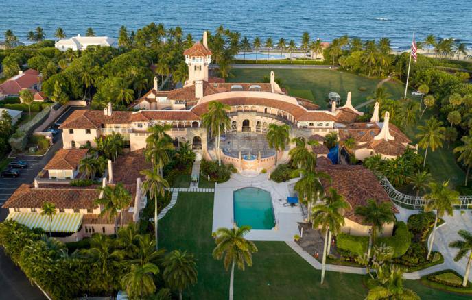 В США застрелили мужчину который пытался попасть в резиденцию Трампа Об этом заявил пресс секретарь Секретной службы США Энтони Гульельми По предварительным данным молодой человек возраста примерно 20 лет был обнаружен у северных ворот поместья Мар а Лаго во Флориде Его застрелили на месте при себе у мужчины нашли дробовик и канистру для топлива Мотивы мужчины неизвестны Самого Трампа во время инцидента в резиденции не было он находится в Вашингтоне Прямой эфир Наш MAX