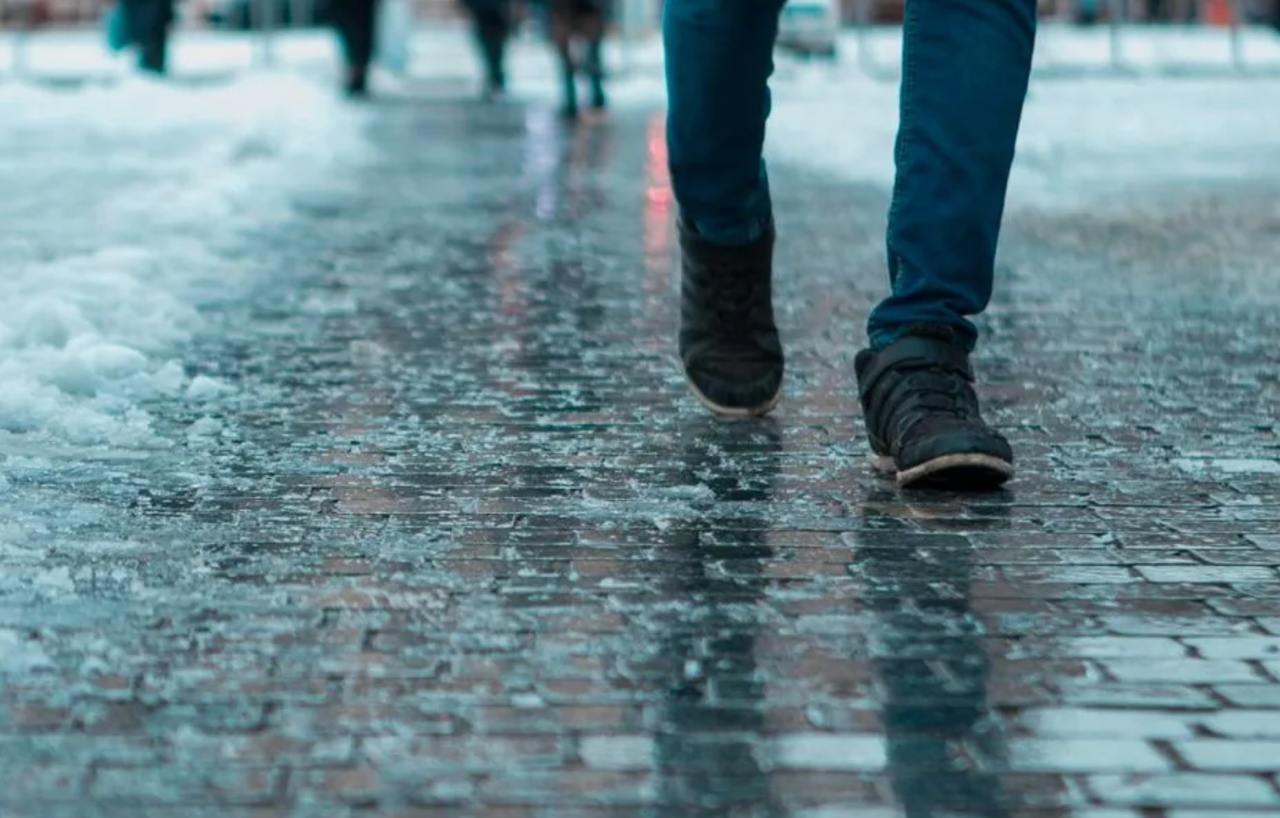 В Московском регионе продлён жёлтый уровень опасности из-за гололёда  Особый режим установлен до 12:00 четверга, сообщает Гидрометцентр России.    Подпишись на «Говорит Москва»