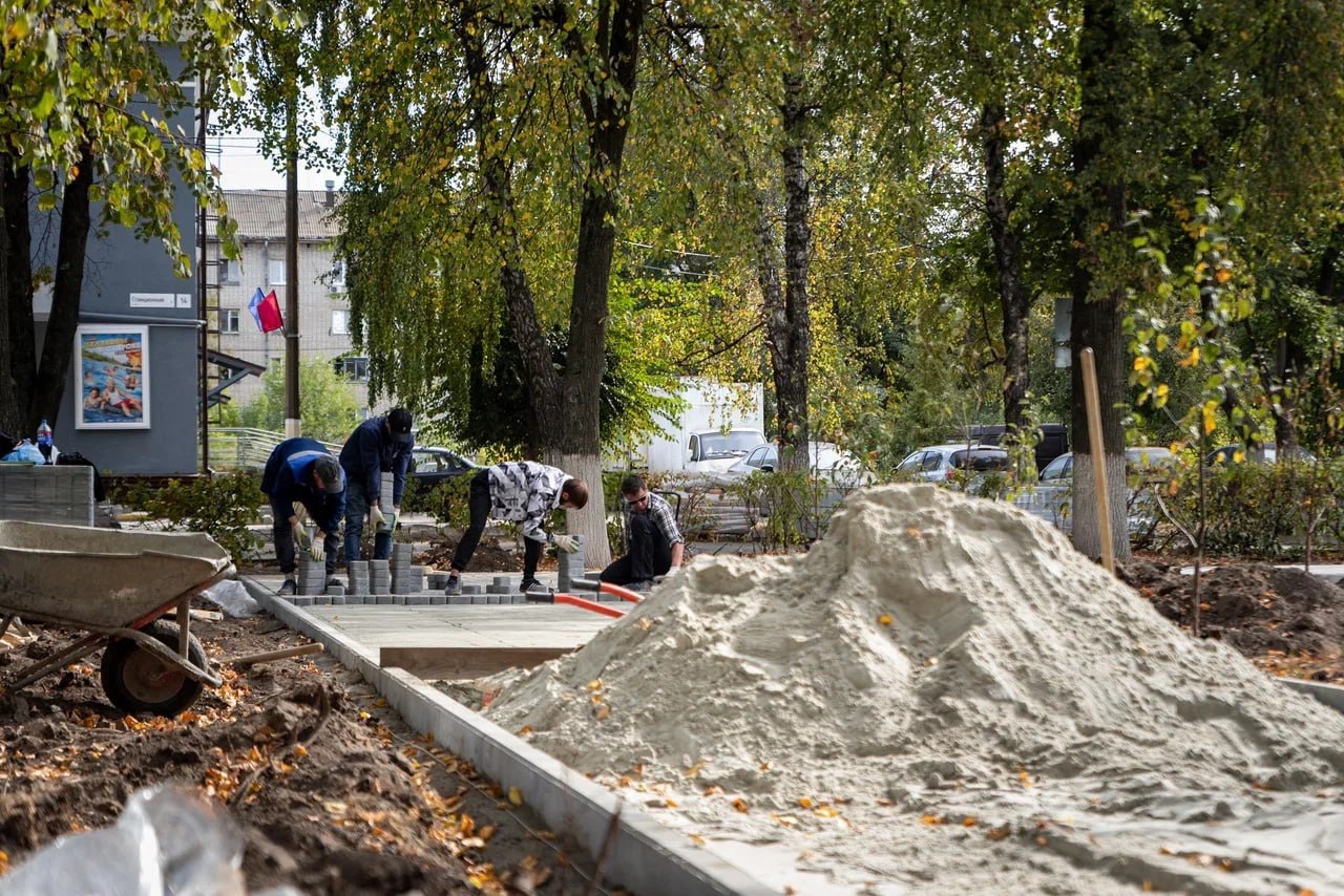 В Курске преображается сквер на Станционной. В рамках нацпроекта «Жилье и городская среда» в сквере по улице Станционной продолжаются работы по благоустройству. Здесь уже поставили новую спортивную площадку со специальным покрытием, а также смонтировали опоры наружного освещения. На данный момент создаются дорожки из плит и бордюров.  Чуть позже на объекте поставят скамейки, урны и проведут озеленение территории. Стоимость этого этапа благоустройства составила почти 10 млн рублей.  Курская Telega / Прислать новость