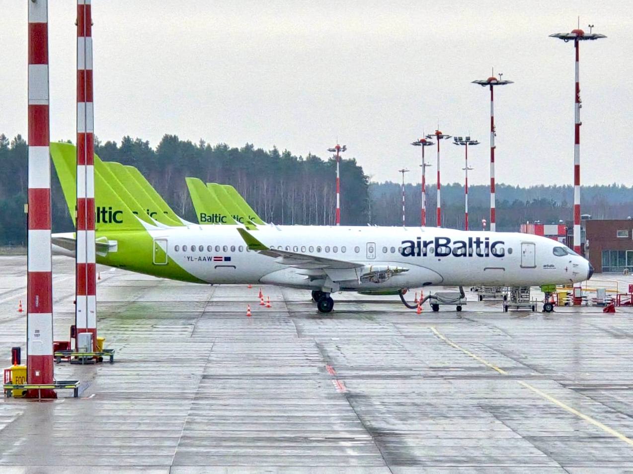 airBaltic отменяет 4670 рейсов из-за проблем с двигателями  Латвийская авиакомпания airBaltic объявила об отмене 4670 рейсов на летний сезон 2025 года. Причиной стали задержки в обслуживании двигателей Pratt & Whitney PW1500G, устанавливаемых на самолёты Airbus A220-300.  Эти проблемы продолжают существенно влиять на эксплуатацию этого типа самолётов в airBaltic, что вынуждает авиакомпанию скорректировать своё расписание. В результате отменены 19 маршрутов и сокращена частота рейсов по 21 маршруту, что затронет около 67 160 пассажиров.  Как сообщила авиакомпания «несколько самолётов A220-300 останутся на земле до 2025 года из-за нехватки двигателей». airBaltic продолжает тесно сотрудничать с Pratt & Whitney, чтобы решить проблему задержек в техническом обслуживании и найти устойчивое решение.    AviaNews