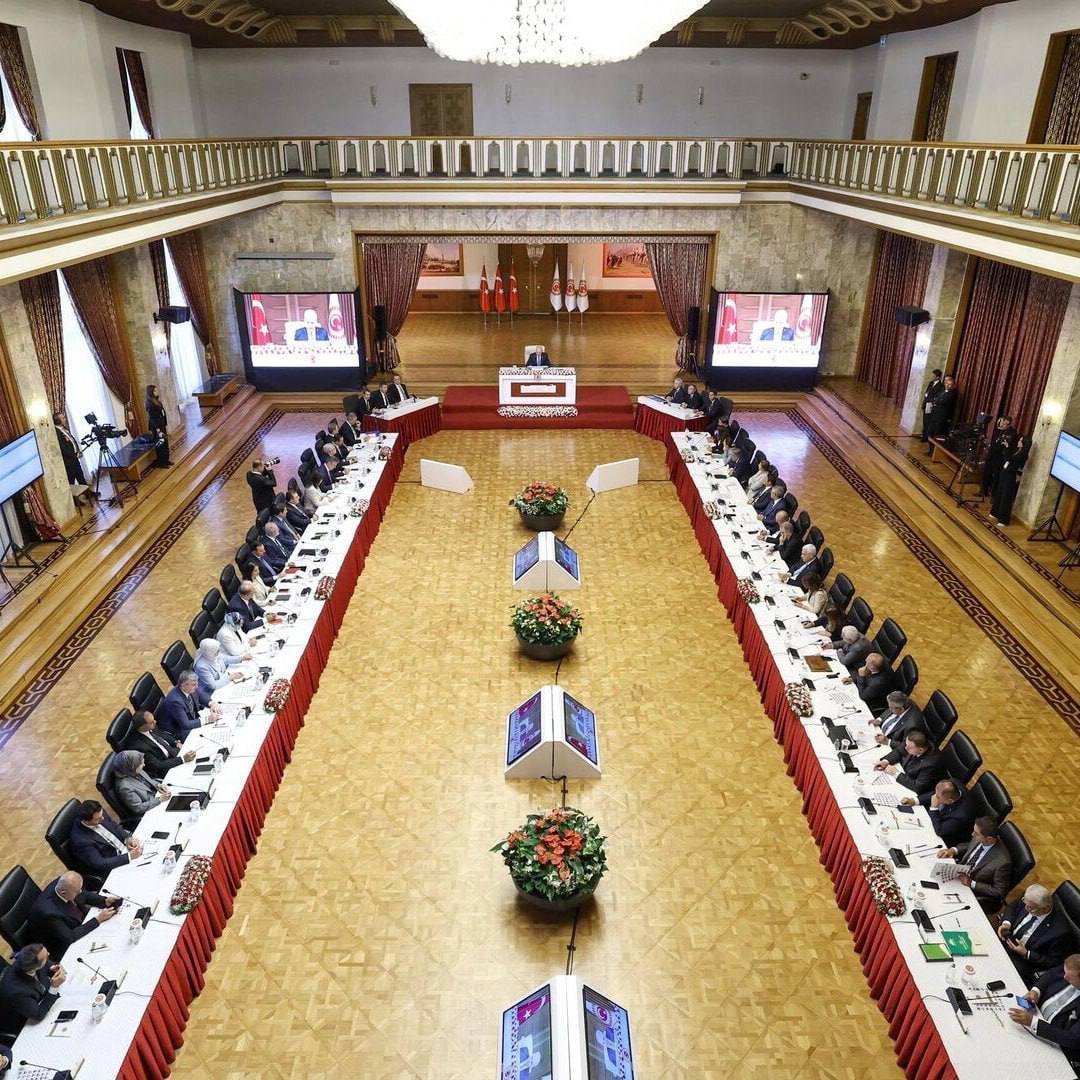 Исторический шаг в Турции парламентская делегация впервые посетила Оджалана Как и ожидалось 24 ноября парламентская делегация Турции отправилась на остров Имрали и провела встречу с лидером PKK Абдуллой Оджаланом В состав делегации вошли депутаты от партий AKP MHP и DEM В заявлении распространённом парламентом отмечается что в ходе трёхчасовой встречи были получены развернутые объяснения Оджалана а также достигнуты положительные результаты с точки зрения социальной интеграции укрепления братства между народами и продвижения процесса в сторону региональной перспективы В делегацию вошли заместитель председателя AKP Хусеин Яйман заместитель председателя MHP Фети Йылдыз и председатель парламентской фракции DEM Гюлистан Кылыч Кочйигит Это подчёркивает значимость встречи и её явный политический вес Партии CHP DEVA Будущее и Саадет представленные в парламенте своих представителей на встречу не направили Инициатором контактов выступила правящая коалиция На прошлой неделе лидер MHP Девлет Бахчели даже заявил что готов лично отправиться на Имрали если никто другой не захочет этого сделать Его заявление поддержал президент Эрдоган подчеркнув что встреча на Имрали станет важным этапом на пути к укреплению мира и продвижению процесса Турции без терроризма Однако отношение к инициативе неоднозначное Оппозиция и значительная часть общества считают что встреча представителей законодательного органа с осуждённым пожизненно лидером официально признанной террористической организации может привести к фактическому признанию политического статуса Оджалана и PKK Несмотря на то что по призыву Оджалана PKK объявила о самороспуске этой весной организация не сдала оружие её боевики не вернулись в Турцию и не сдались властям Более того в Сирии местное крыло PKK PYD продолжает контролировать де факто автономный регион Опасения вызывает и то что участие депутатов и представителей партий во встрече с лидером PKK может трактоваться как признание его политическим актором При этом Оджалан остаётся изолированным узником уже 27 лет Дополнительно обсуждается вероятность того что процесс в перспективе может привести к выдвижению курдских требований о широкой автономии или даже независимости Власти же заявляют что целью является окончательная ликвидация террористической структуры и последующее установление устойчивого мира Пока же как отмечают в Анкаре процесс находится только в начальной фазе и впереди длительный путь