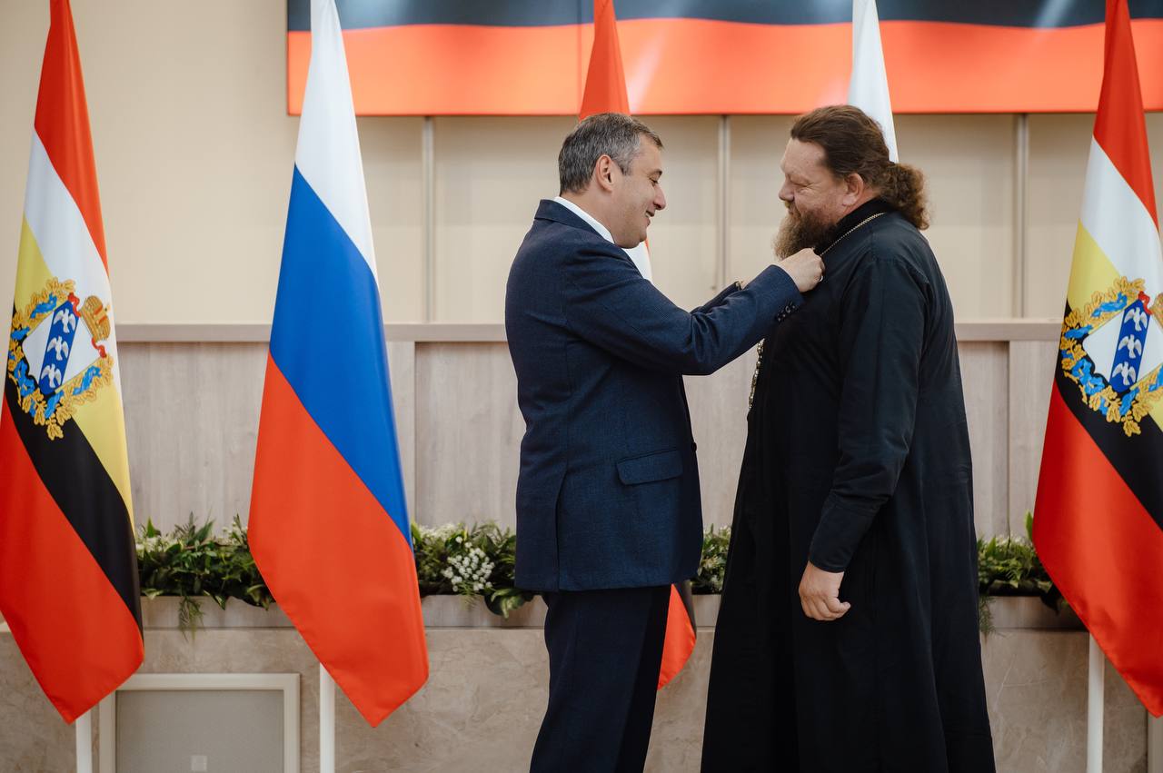 Александр Хинштейн наградил отличившихся курян В преддверии Дня России врио губернатора Александр Хинштейн вручил региональные и государственные награды медикам, работникам образования, священникам, военным, добровольцам и представителям органов власти. - Каждый из них, вне зависимости от того, служит ли в церкви или в рядах Вооружённых сил, вне зависимости от возраста и статуса, трудится на благо развития и процветания Курской области, - отметил он. - А значит — и всей нашей страны. Бережёт память, культуру, охраняет наш покой, помогает делать жизнь лучше.