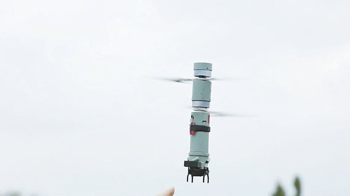 Новый китайский дрон выглядит как летающий термос и бросает гранаты  Дрон весит меньше килограмма и разработан для применения пехотой. Внутри установлен двухроторный механизм, позволяющий нести больший груз, чем у обычных квадрокоптеров. Аппарат способен не только сбрасывать до трёх гранат, но и передавать оператору видео с поля боя в реальном времени. Главное новшество этого БПЛА — встроенный нейропроцессор. Благодаря ему один солдат может управлять сразу несколькими дронами, а система искусственного интеллекта помогает точно выбирать цели.